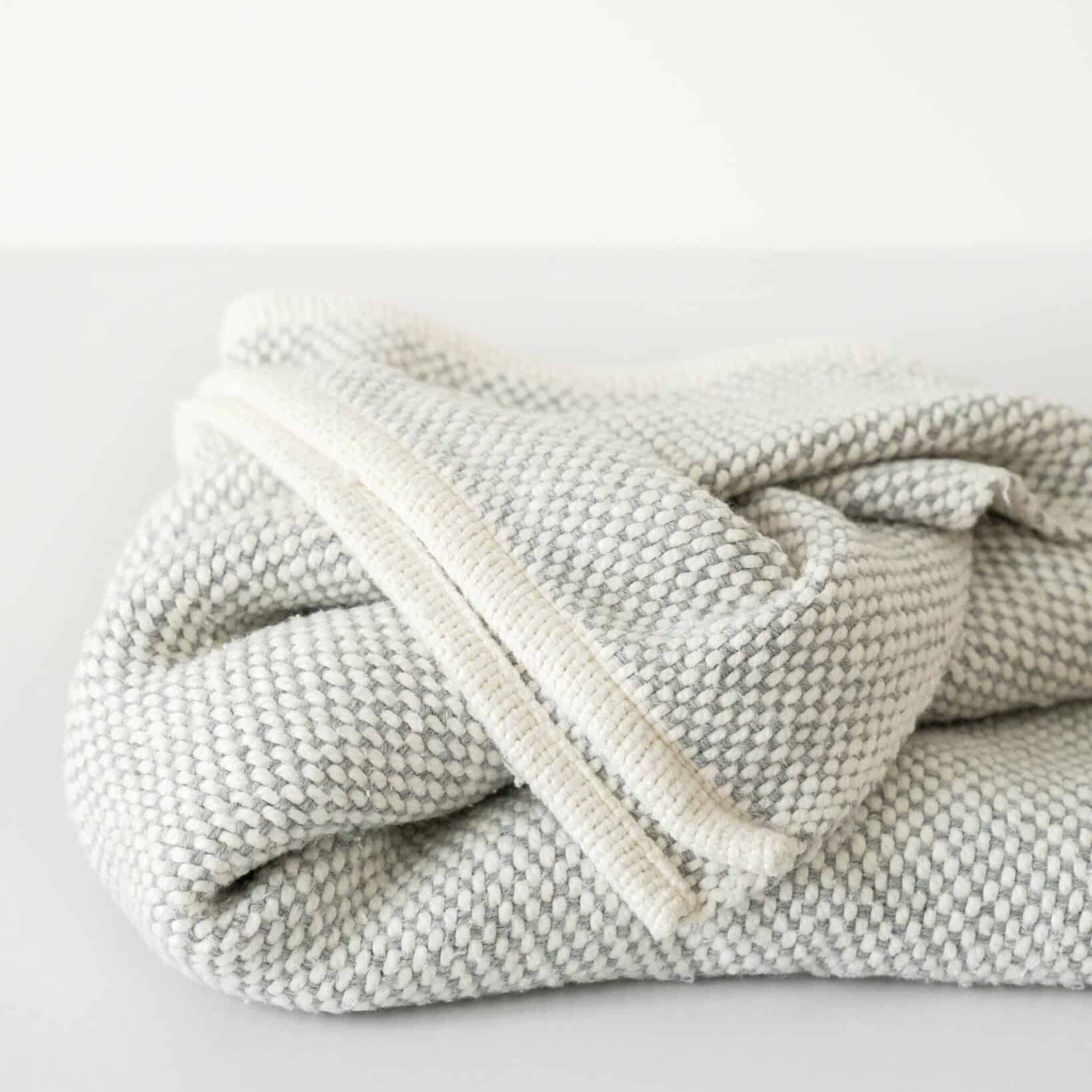 Kniedecke "Uma" hellgrau